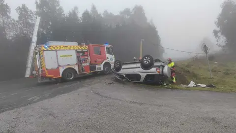 Accidente de tr&aacute;fico no Alto das Estivadas. | FOTO: Xos&eacute; Lois Colemenero.