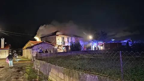 Un cortocircuito parece estar detr&aacute;s de la causa del incendio urbano en San Vitorio. | FOTO: Xos&eacute; Lois Colmenero.