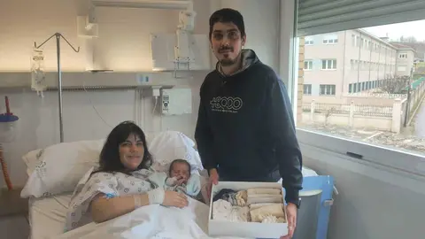 Iria Canosa -la madre-, la peque&ntilde;a Alanna y su padre, Iv&aacute;n Dacal.