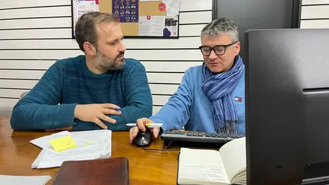 Camilo Vila e Manuel Pozo nunha reuni&oacute;n interna do partido.