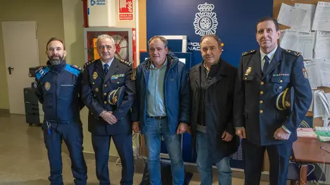 Autoridades locais e civ&iacute;s na inauguraci&oacute;n do punto PAD.