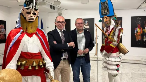 Luis Ramos, o director da Casa de Galicia en Madrid, co vicepresidente segundo da Deputaci&oacute;n, C&eacute;sar Fern&aacute;ndez; ambos entre unha pantalla e un cigarr&oacute;n.