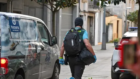 Un agente de la Guardia Civil, saliendo del garaje registrado. | FOTO: Noelia Caseiro.