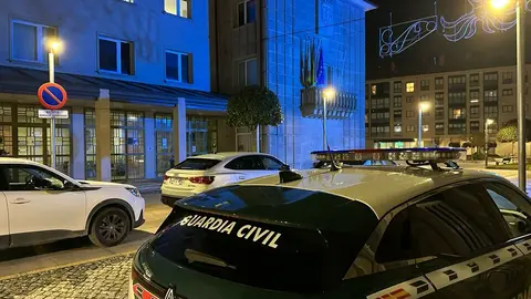 El registro en la segunda planta del Concello tuvo lugar pasadas las 20:00 horas de este mi&eacute;rcoles. | FOTO: Xos&eacute; Lois Colmenero.