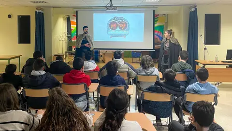 Marcos Argibay e Noelia Caseiro impartindo a charla no IES Cidade de Antioqu&iacute;a.