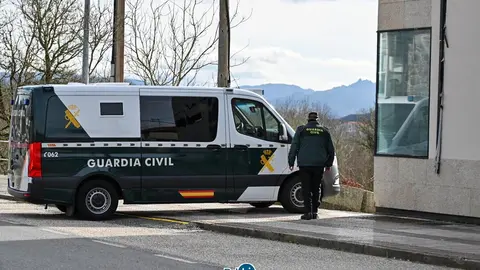Furg&oacute;n de la Guardia Civil entrando en el juzgado de Bande, este jueves, con los detenidos.