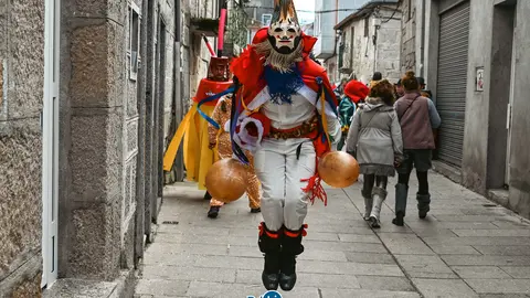 Una pantalla de Xinzo, por las calles de su casco viejo. | FOTO: Noelia Caseiro.