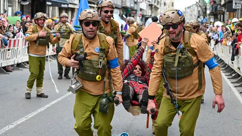 Un grupo de militares ao rescate no desfile do Martes de Entroido en Xinzo. | FOTO: Noelia Caseiro.