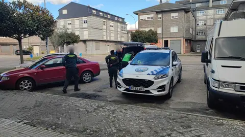 Agentes de la Guardia Civil y de la Polic&iacute;a Local, en el momento del traslado del cad&aacute;ver. | FOTO: Xos&eacute; Lois Colmenero.