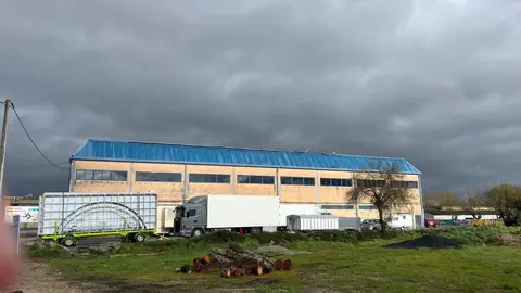 La borrasca "Martinho" deja varios desperfectos en el techo del pabell&oacute;n municipal de Xinzo de Limia.