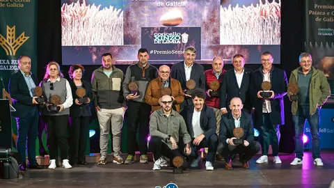 Los galardonados, posando con su premio y acompa&ntilde;ados por el regidor limiano. | FOTO: Noelia Caseiro.