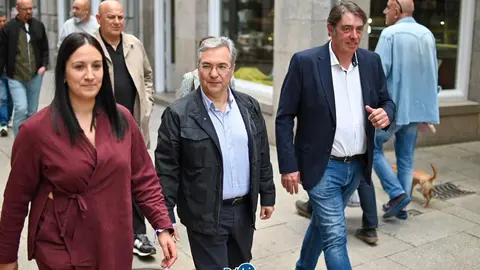 Cristina Campero, con Luis Menor y Antonio Fern&aacute;ndez, camino de la sede popular. | FOTO: Noelia Caseiro.
