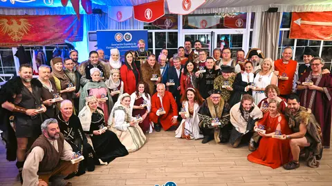 Miembros de cada Fiesta Hist&oacute;rica con la Junta Directiva y miembros de la Xunta de Galicia. | FOTO: Noelia Caseiro.