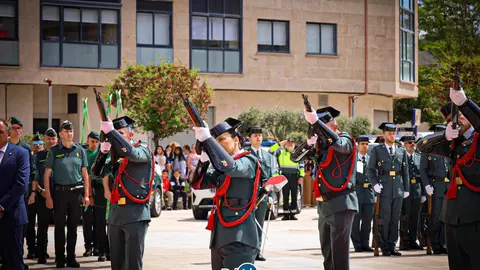 El homenaje a los ca&iacute;dos concluy&oacute; con una salva de armas al cielo. | FOTO: Anabel G. Sim&oacute;n.