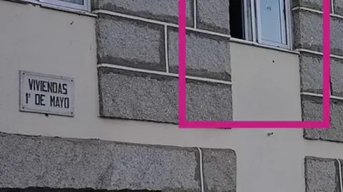 Impactos de bala en la vivienda de la exmujer del vecino de Xinzo. | FOTO: Xos&eacute; Lois Colmenero.
