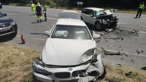 Accidente entre dos turismo en la N-525 en Porto Alto. | FOTO: Xos&eacute; Lois Colmenero.