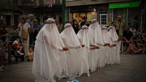 As vestais durante a danza do lume sagrado. | FOTO: Anabel G. Sim&oacute;n.