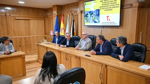 El subdelegado del Gobierno en Ourense y el alcalde de Xinzo anuncian el comienzo de las obras que transformar&aacute;n la v&iacute;a principal de Xinzo por completo. | FOTO: Noelia Caseiro.