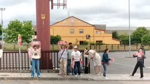 Trabajadores frente a Gadis en Xinzo de Limia