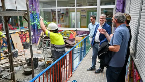 Manuel Pardo visit&oacute; el CEIP Carlos Casares para ver en que estado se encuentra la obra del futuro ascensor del centro. | FOTO: Noelia Caseiro.