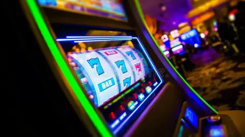 m&aacute;quinas-tragaperras-del-casino-51805908.jpg
