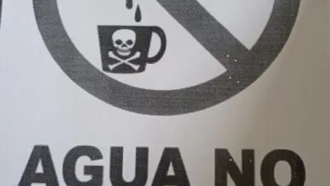 Cartel colocado nos ba&ntilde;os do Centro de Sa&uacute;de de Xinzo.