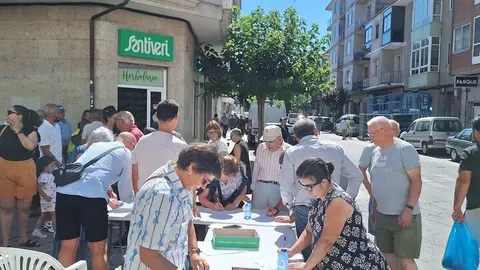 Recogida de firmas en Xinzo de Limia FOTO | Plataforma Dereito ao Tren.