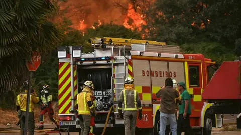 Os bombeiros loitan contra as lapas nun dos incendios no Concellod e Cualedro. | FOTO: Noelia Caseiro.