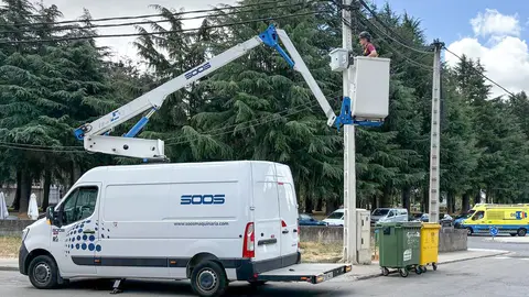Instalaci&oacute;n das c&aacute;maras de seguridade no barrio de "Abaixo" en Xinzo de Limia.