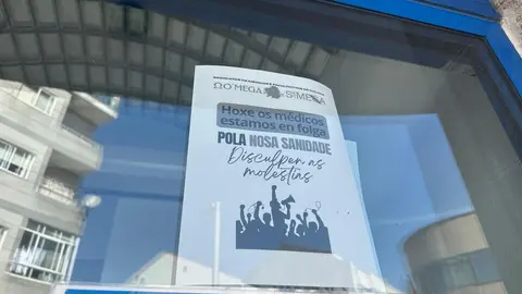 El cartel de la huelga convocada presidia la puerta de entrada del Centro de Sa&uacute;de de Xinzo esta ma&ntilde;ana.
