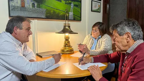 Amador D&iacute;az, F&aacute;tima Fernandes e Jos&eacute; Antonio Feijoo falando da futura Eurocidade.