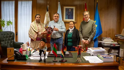 La delegaci&oacute;n ecuatoriana siendo recibida en Xinzo de Limia.
