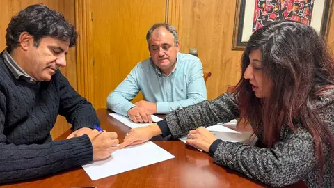 Pablo Garc&iacute;a Vivanco, Amador D&iacute;az y Manuela Appendino durante la firma del convenio.