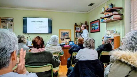 El doctor Jos&eacute; Mar&iacute;a Mor&aacute;n impartiendo la charla.