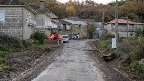 Obras en los accesos y n&uacute;cleo de Soutelo de Pena.