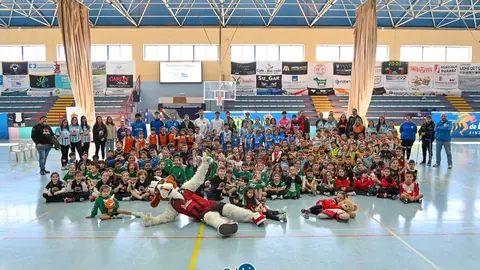 Foto familiar da anterior concentracion Baby-Basket en Xinzo de Limia | FOTO: Noelia Caseiro.