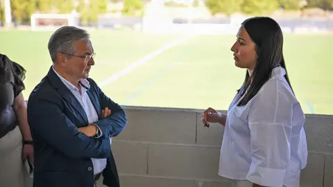 Luis Menor e Cristina Campero nunha das visitas ao complexo deportivo de A Moreira en Xinzo de Limia. | FOTO: Noelia Caseiro.