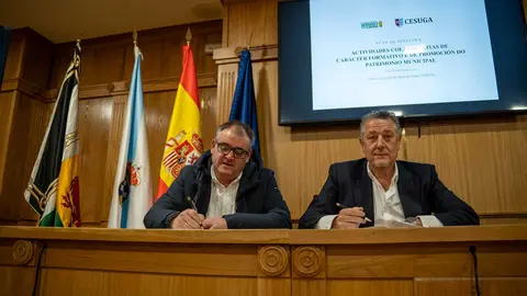 Amador D&iacute;az y Venancio Salcines durante el acto de firma del convenio.