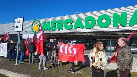 Protestas de trabajadoras y trabajadores delante de Mercadona Xinzo.