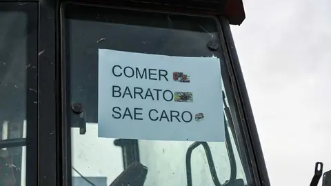 "Comer barato sale caro": un cartel en un tractor resume la preocupaci&oacute;n del sector por la entrada de productos a bajo precio desde Sudam&eacute;rica.