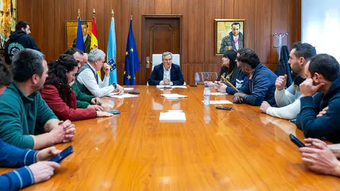 Luis Menor analiza cos agricultores e gandeiros as novas li&ntilde;as de axuda para a recr&iacute;a e a mellora de accesos no rural.