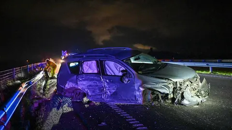 El primero de los veh&iacute;culos accidentados sufri&oacute; posteriormente el impacto de un segundo. | FOTO: Noelia Caseiro.