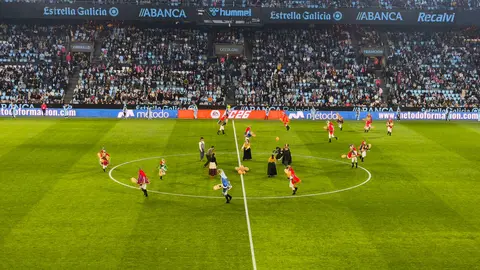 A Asociaci&oacute;n Cultural A Pantalla exercendo de embaixadora do Entroido ante a afecci&oacute;n do RC Celta en Vigo.