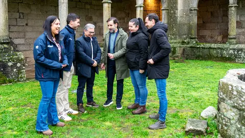 O presidente provincial, Luis Menor, participa na presentaci&oacute;n da etapa na provincia de O Gran Cami&ntilde;o 2026. No mosteiro de Xunqueira de Espadanedo. Tam&eacute;n participan Pablo Gra&ntilde;a Rodr&iacute;guez (Alcalde de Xunqueira de Espadanedo), Ezequiel Mosquera M&iacute;ugez (Director da Volta), Cristina Campero Dorado (Concelleira de Xinzo de Limia) e J&eacute;sica Gonz&aacute;lez de Di&oacute;s (Concelleira de Xuqueira de Espadanedo).