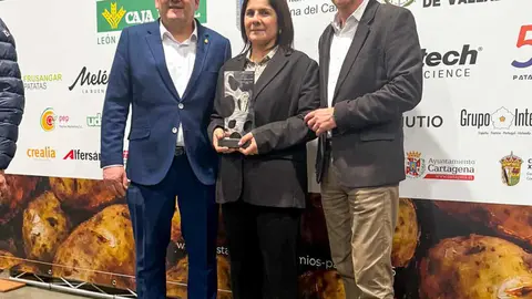 O alcalde Amador D&iacute;az e o concelleiro Carlos G&oacute;mez acompa&ntilde;ando a Ana Bel&eacute;n Mart&iacute;nez tras recibir o seu premio.