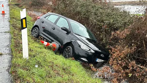 Veh&iacute;culo siniestrado abandonado en la cuneta de la N-525.