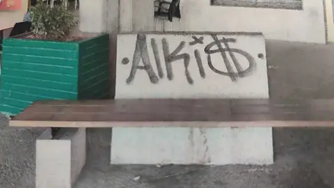 Ejemplo de los grafitis con la firma "AIKIS" localizados en bienes de Xinzo de Limia.