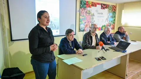 Cristina D&iacute;az, t&eacute;cnica de Ovico, dirigi&eacute;ndose al p&uacute;blico en la presentaci&oacute;n del ambicioso proyecto. | FOTO: Noelia Caseiro.