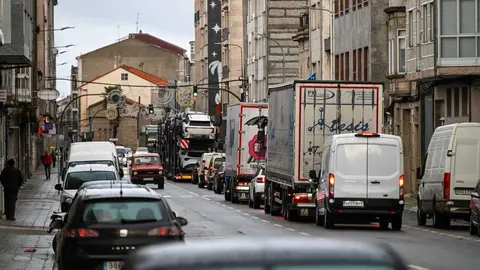 Largas colas de veh&iacute;culos pesados y turismos atrapados en las calles de la villa.