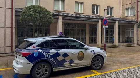 Una patrulla estacionada frente a las dependencias policiales de Xinzo de Limia.